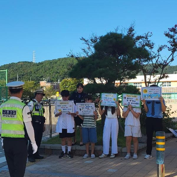 진해 녹색어머니 연합회와 함께하는 교통캠페인 활동 모습